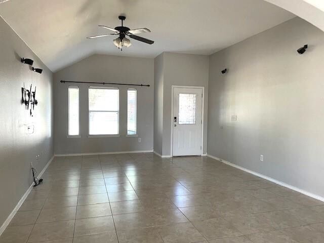 1911 Stone Field Ln in Laredo, TX - Foto de edificio - Building Photo