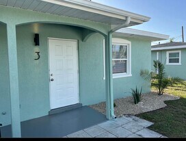 525 Morrison Ave, Unit #3 in Englewood, FL - Building Photo