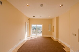 5770 Rolling Rd in Los Angeles, CA - Building Photo - Building Photo