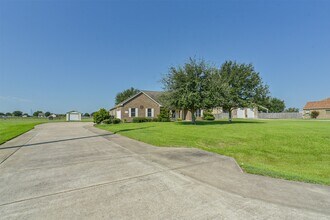 3077 Dee's Cir in Sealy, TX - Building Photo - Building Photo