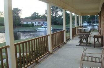 6102 Schooner Ct in New Bern, NC - Foto de edificio - Building Photo