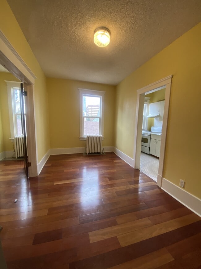 1411 Centre St S in Calgary, AB - Building Photo - Building Photo