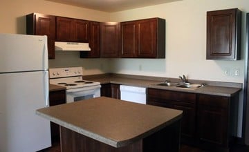 Monopoly Apartments in Bemidji, MN - Building Photo - Building Photo