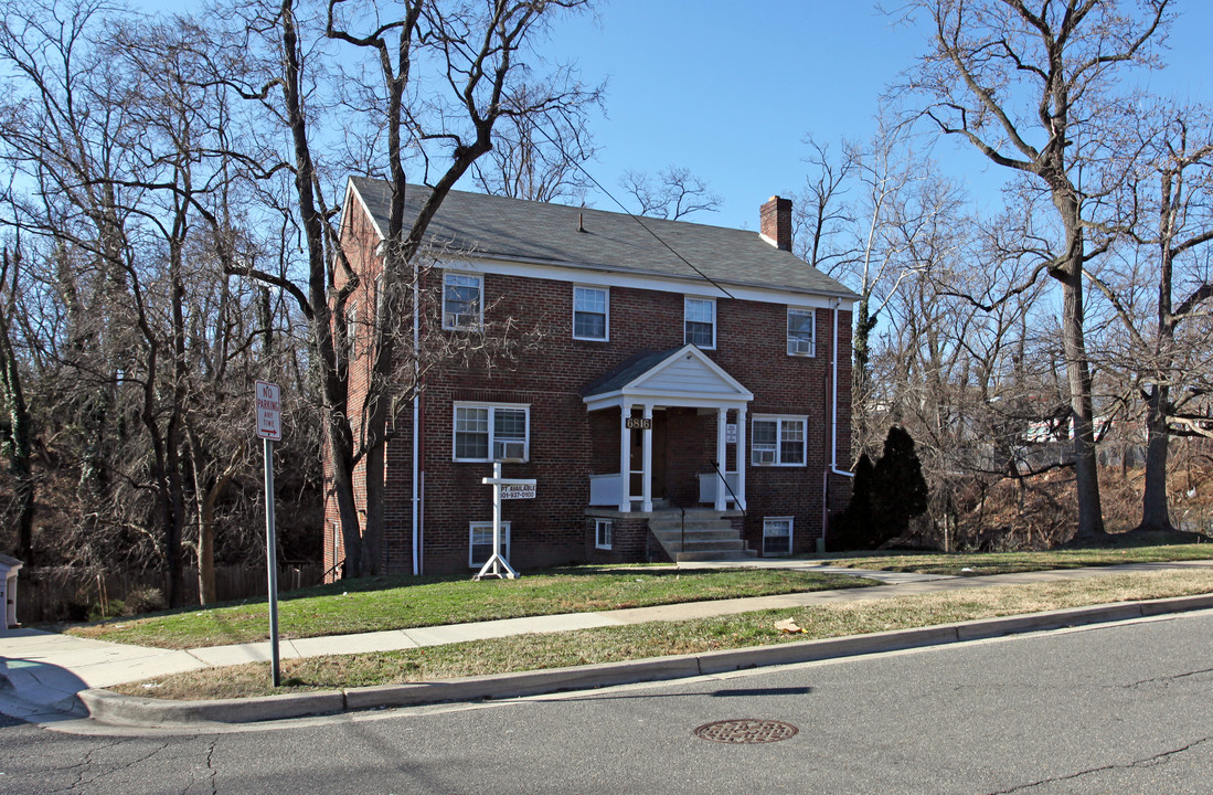 6816 Red Top Rd in Takoma Park, MD - Foto de edificio