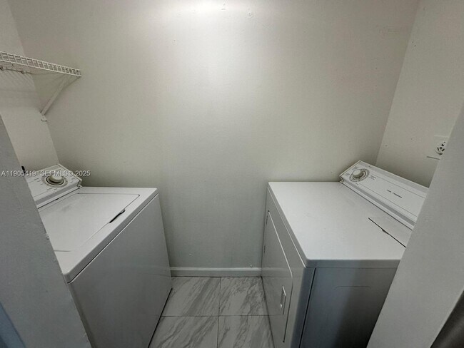 610 S Park Rd in Hollywood, FL - Foto de edificio - Building Photo