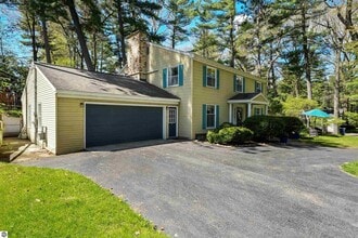 1310 Peninsula Ct in Traverse City, MI - Building Photo - Building Photo