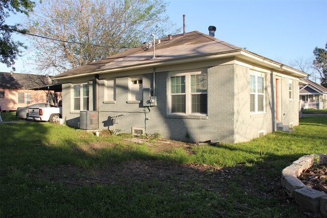 724 Bowie St in Baytown, TX - Building Photo - Building Photo