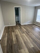 1221 N Valrico Rd in Valrico, FL - Foto de edificio - Building Photo