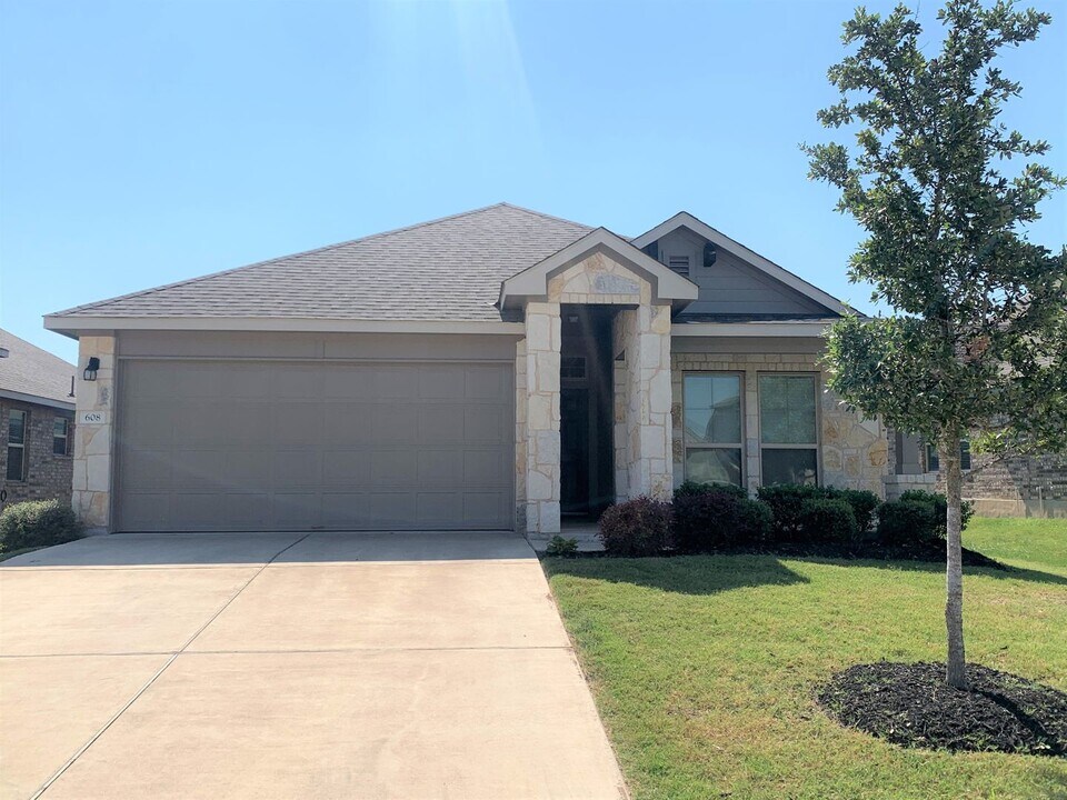 608 Longhorn Cavern Rd in Leander, TX - Building Photo