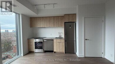 1660 Bloor St W in Toronto, ON - Building Photo - Building Photo