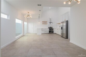 25 Warbler Ave in McAllen, TX - Building Photo - Building Photo