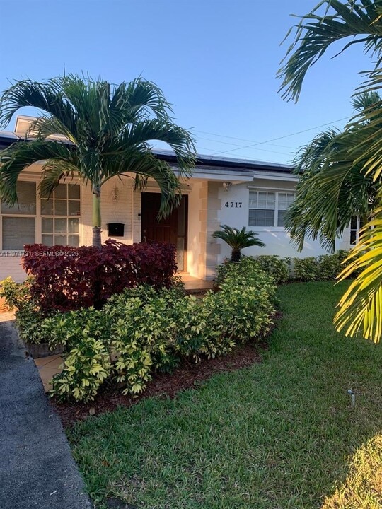 4717 Washington St in Hollywood, FL - Building Photo