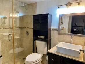 17011 N Bay Rd, Unit 304 in Sunny Isles Beach, FL - Foto de edificio - Building Photo