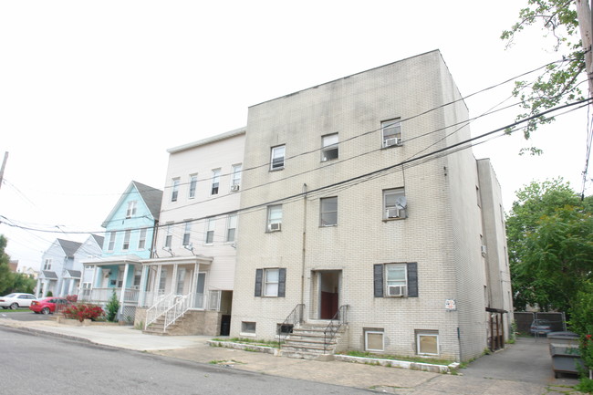 100 Commerce St in Perth Amboy, NJ - Foto de edificio - Building Photo