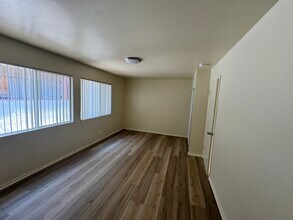 13750 Vanowen St, Unit #12 in Los Angeles, CA - Building Photo - Building Photo