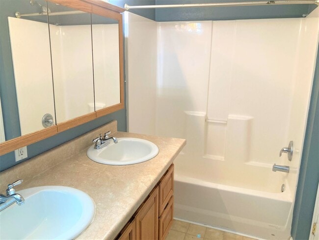 2876 Hudson Dr in Cuyahoga Falls, OH - Building Photo - Building Photo