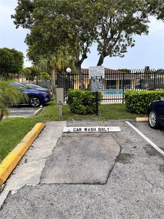 15669 SW 73rd Cir Terrace in Miami, FL - Building Photo