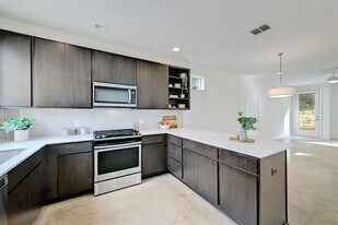 705 N Bluff Dr in Austin, TX - Building Photo