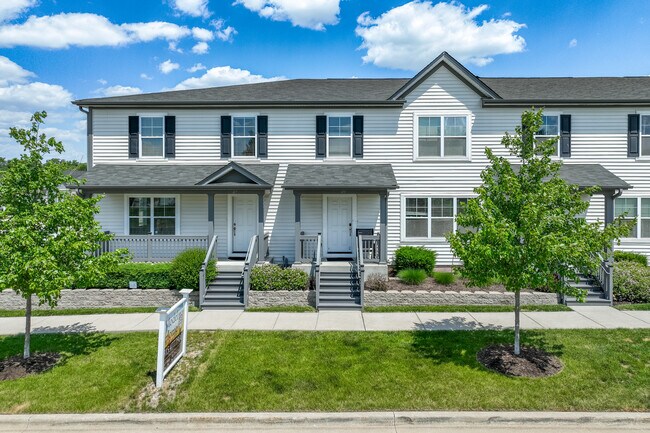 65 E Robinson Ave in Cortland, IL - Foto de edificio - Building Photo