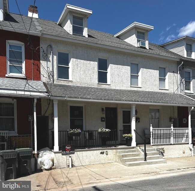 221 Walnut St in Phoenixville, PA - Building Photo - Building Photo