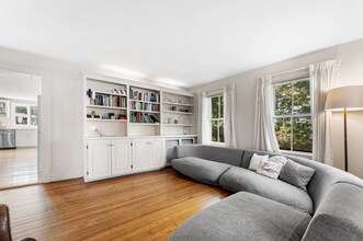 29 Cottage St in Wellesley, MA - Building Photo - Building Photo