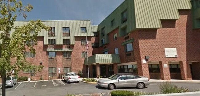 120 E Franklin St in Ephrata, PA - Foto de edificio - Building Photo