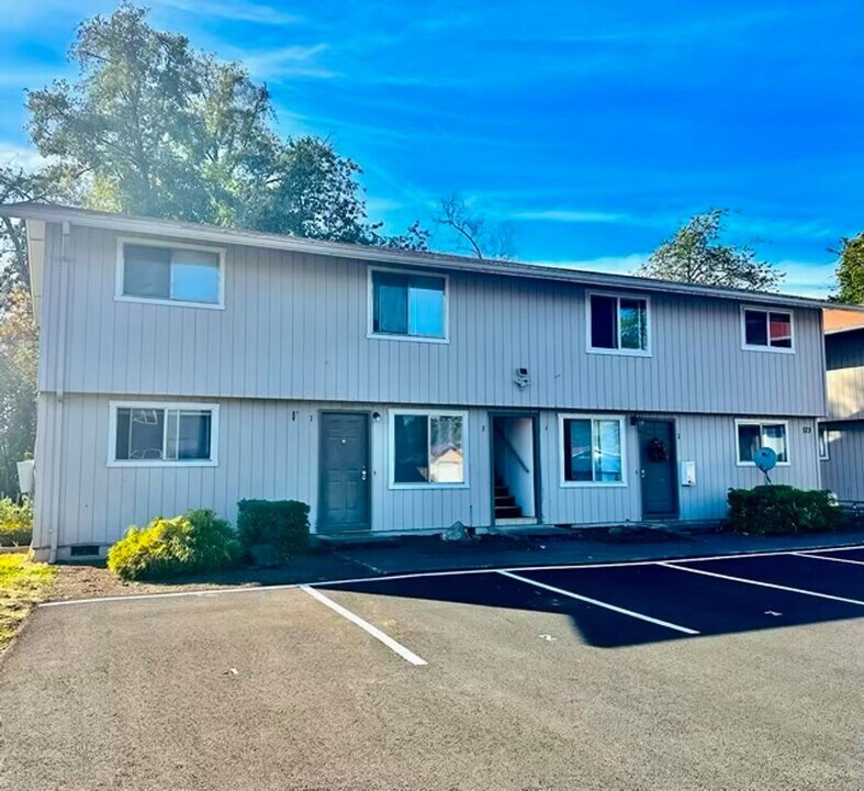 173 W C St in Lebanon, OR - Building Photo