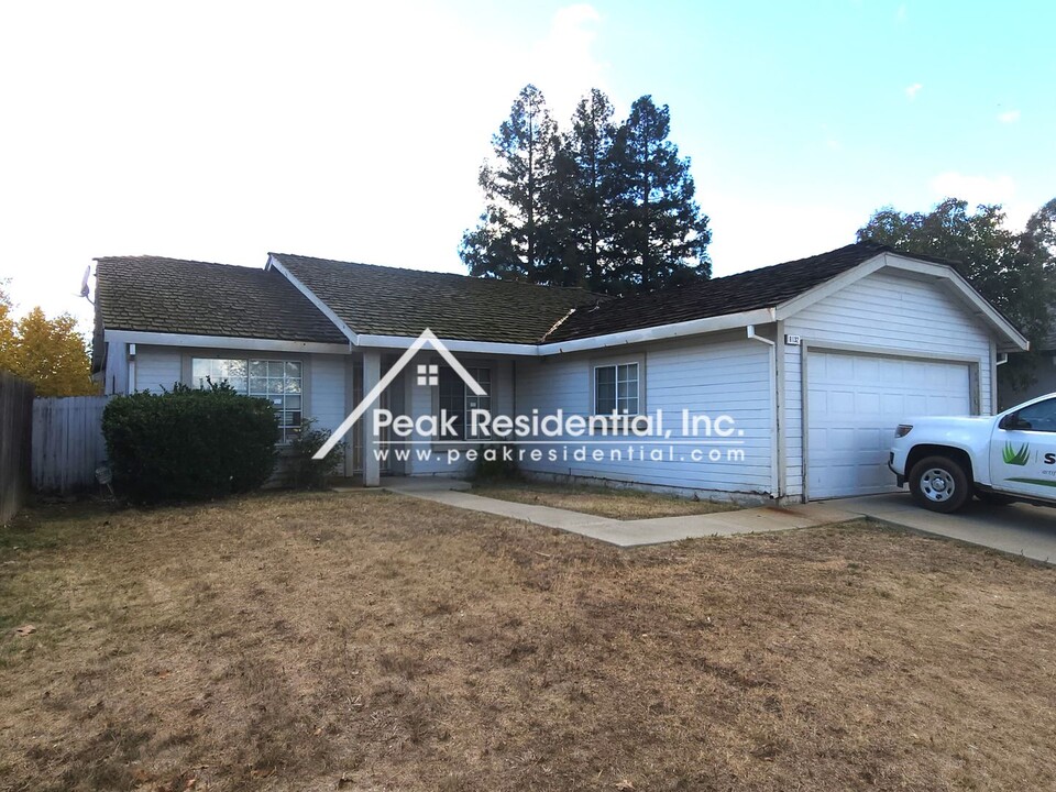 8132 Visalia Way in Sacramento, CA - Building Photo