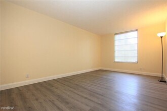 8301 Sands Point Blvd in Tamarac, FL - Building Photo - Building Photo