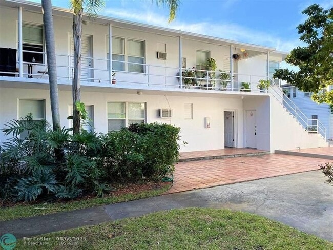 property at 306 N Lakeside Ct