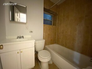 100 W 57th St in New York, NY - Building Photo - Building Photo