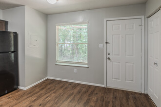 Pointe South Townhomes in Jonesboro, GA - Foto de edificio - Interior Photo