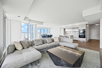 30 Inn On The Pk Dr in Toronto, ON - Building Photo - Building Photo