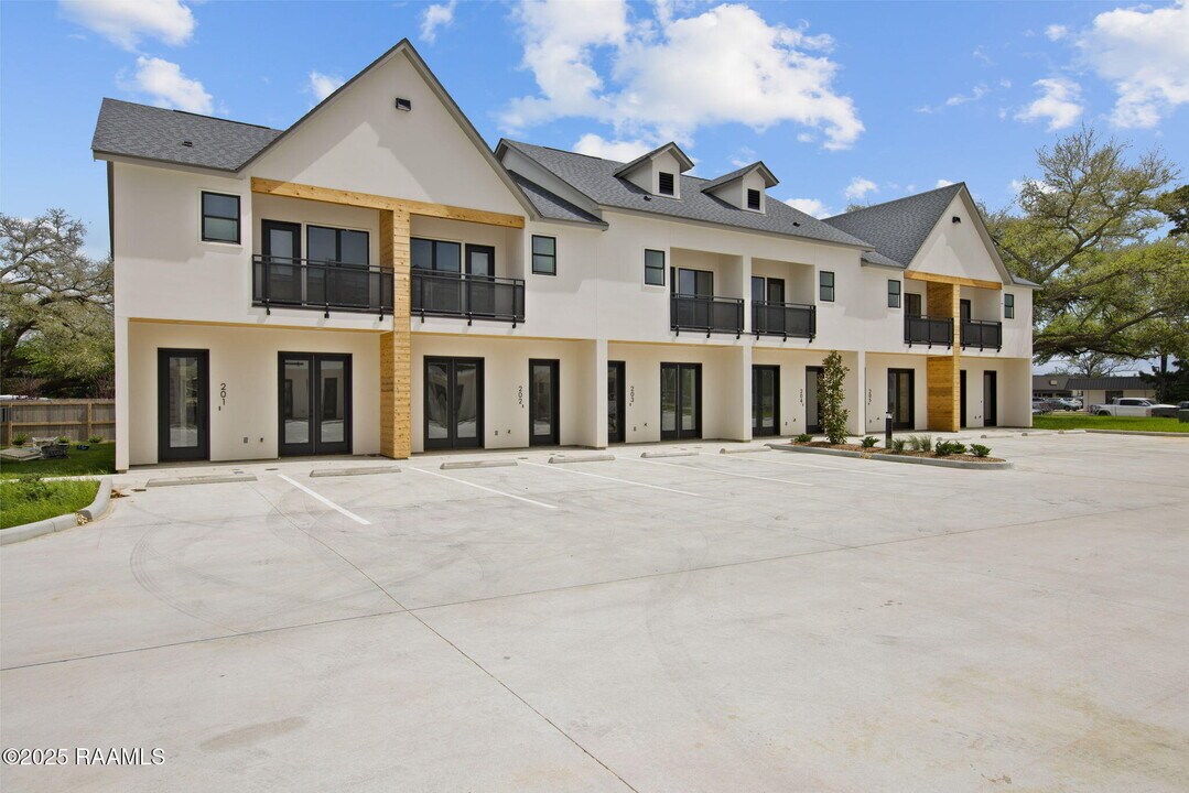 1510 Kaliste Saloom Rd in Lafayette, LA - Building Photo