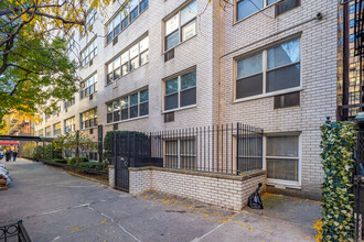 310 E 70th St in New York, NY - Building Photo - Building Photo