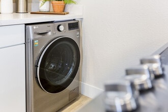 Meadowbrook Apartments in West Sacramento, CA - Building Photo - Building Photo