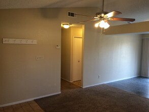 4416 Silverwood Ln in Bakersfield, CA - Foto de edificio - Building Photo