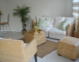 8041 NW 114th Pl in Medley, FL - Building Photo