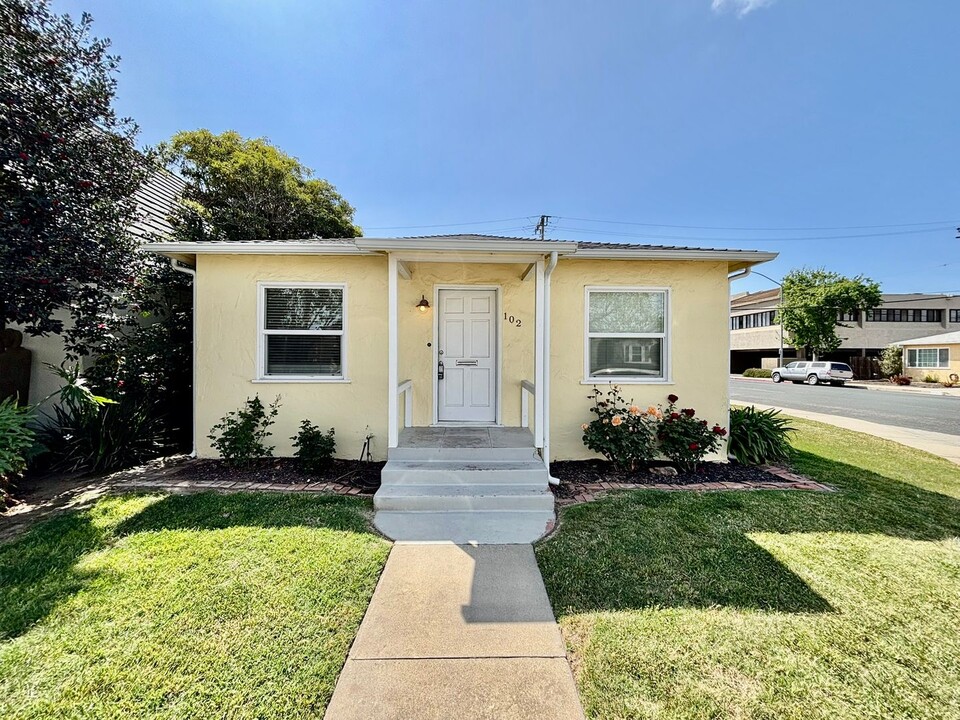 100 Palm Ct Dr in Santa Maria, CA - Building Photo