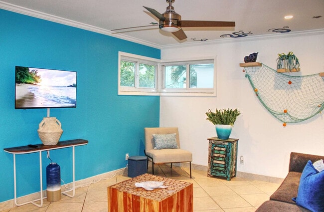 330 Grant St, Unit SI FL1-ID1077063P in Hollywood, FL - Building Photo - Building Photo