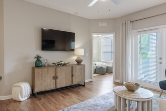 The Enclave at Tranquility Lake Apartments in Riverview, FL - Foto de edificio - Building Photo