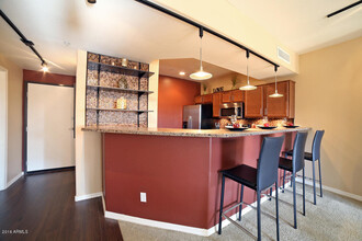 16241 N 30th Pl in Phoenix, AZ - Foto de edificio - Building Photo