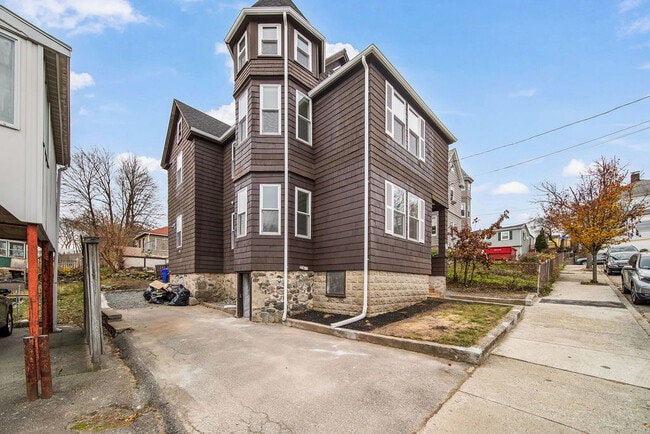 11 Knollin St, Unit 2 in Malden, MA - Building Photo - Building Photo