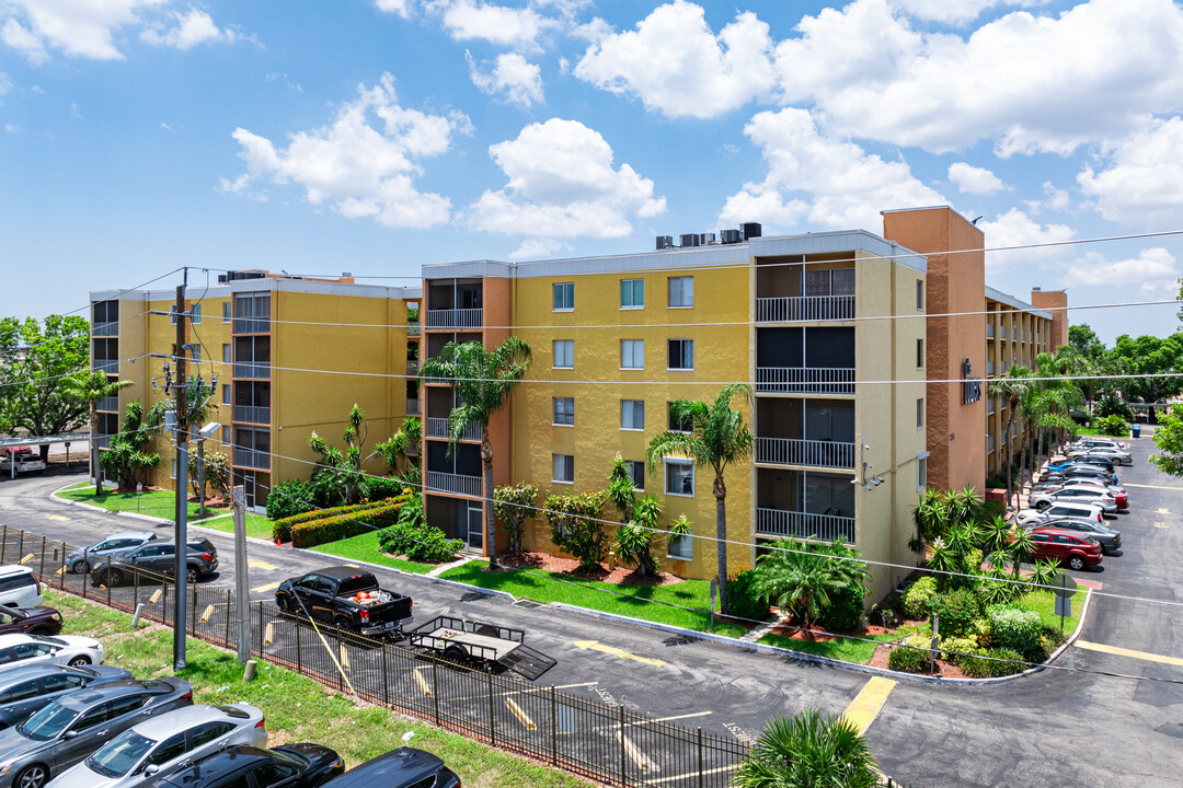 The Towers Condominiums in Ft. Myers, FL - Building Photo