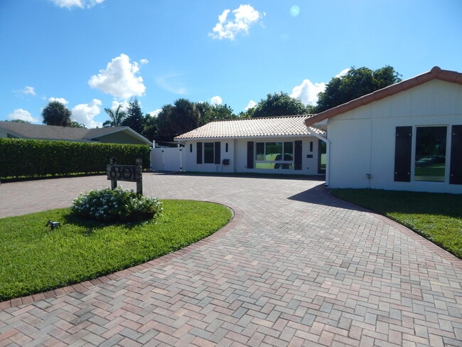 8301 Wilton Dr in West Palm Beach, FL - Building Photo - Building Photo