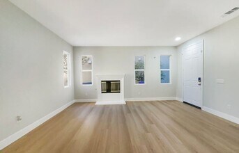 24130 Tango Dr in Santa Clarita, CA - Foto de edificio - Building Photo