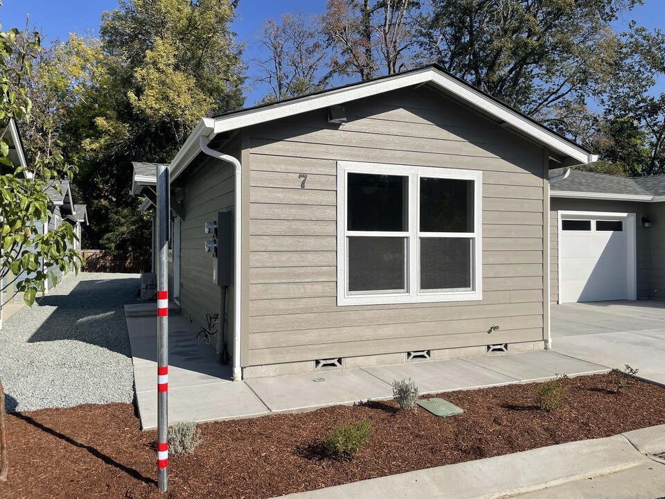 1841 Hubbard Ln in Grants Pass, OR - Building Photo