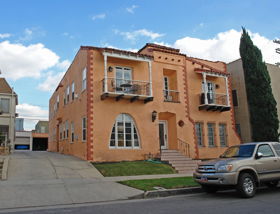 320 N Sierra Bonita Ave in Los Angeles, CA - Building Photo