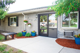 Century Square Townhomes in Taylor, MI - Foto de edificio - Building Photo