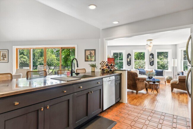 17 Oak Meadow Ln in Bellport, NY - Building Photo - Building Photo
